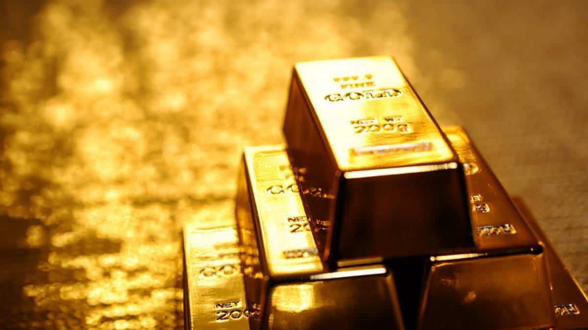 Gold price in Pakistan rises Rs900 per tola